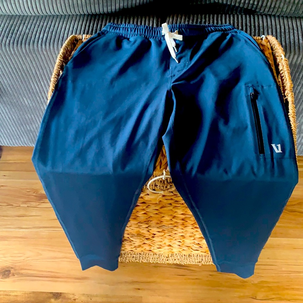 Brand new Vuori high performance joggers